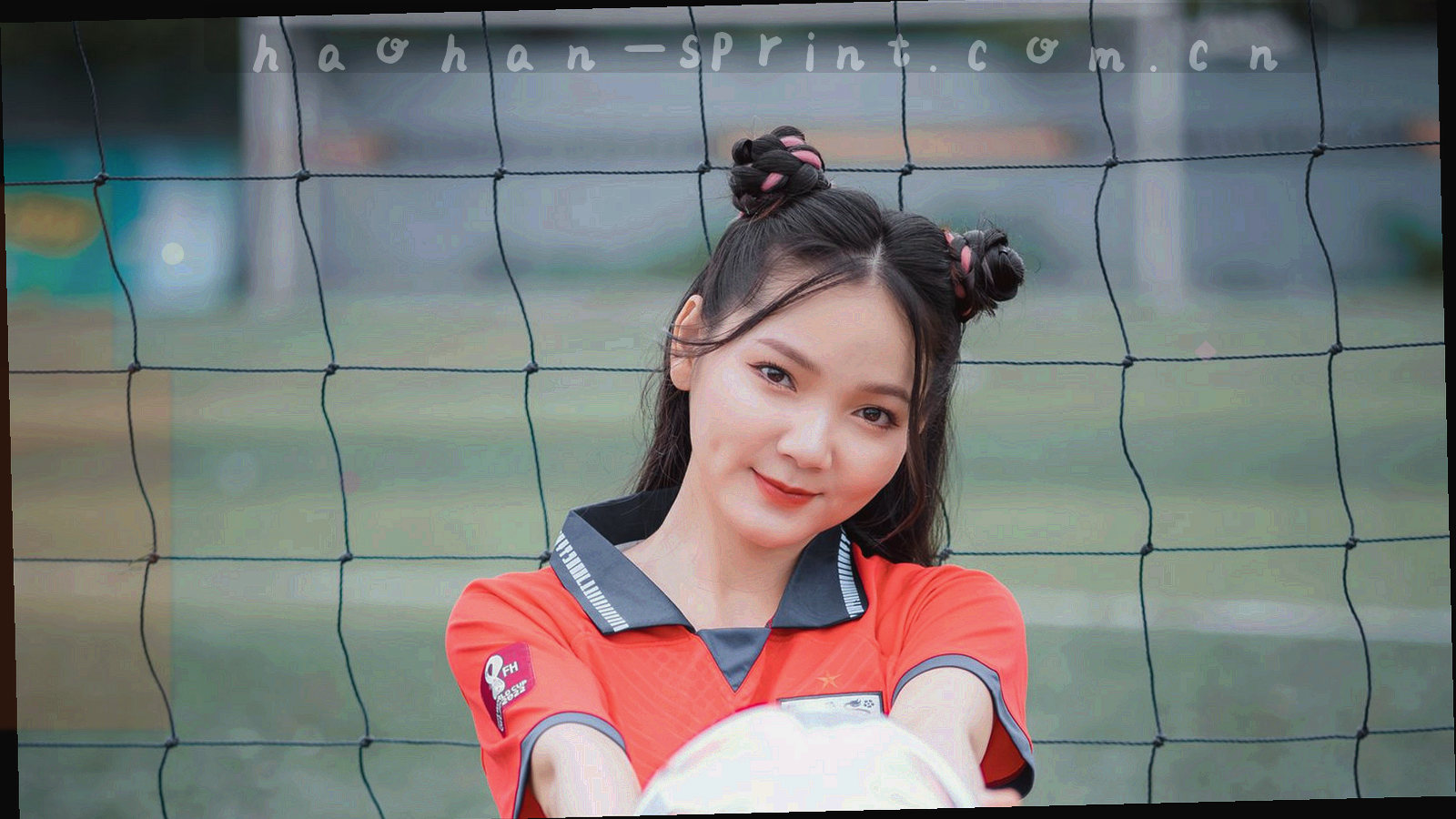夜场球场灯光照亮边线局部，画面上方留出说明文字的空间